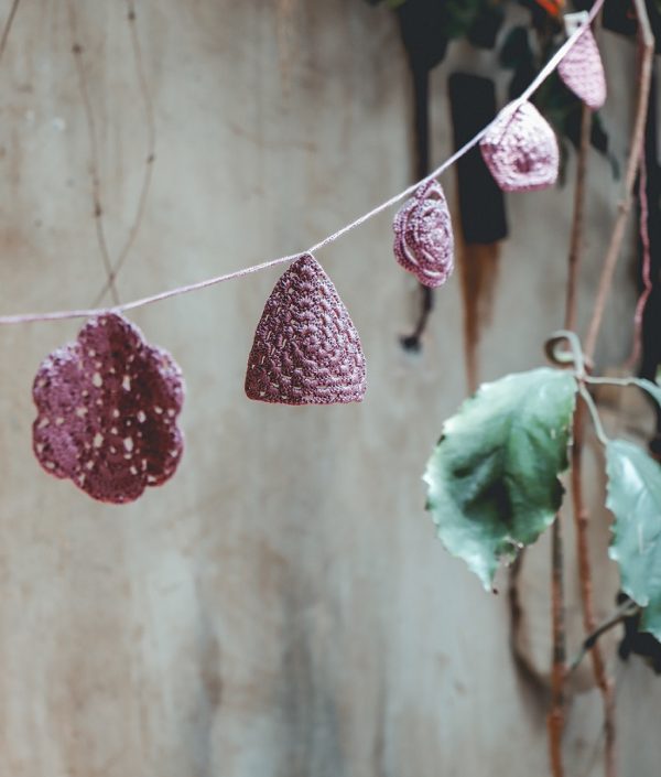 Numero 74, heklet vimpel til barnerommet, Baobab Rose