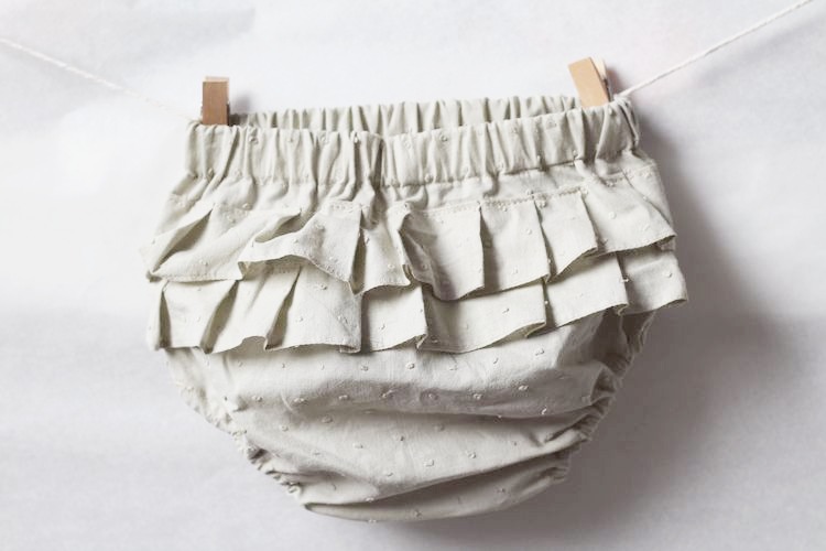 Beige bloomers med volang
