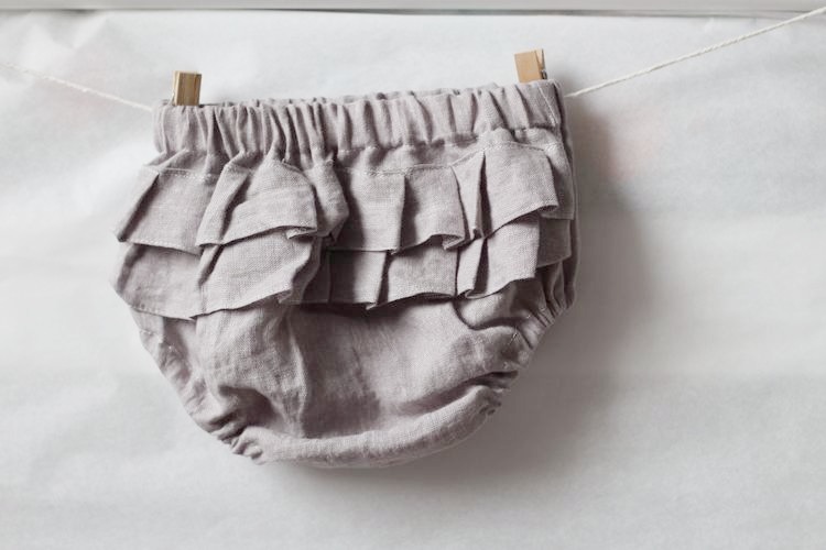 Grå bloomers i lin med volang