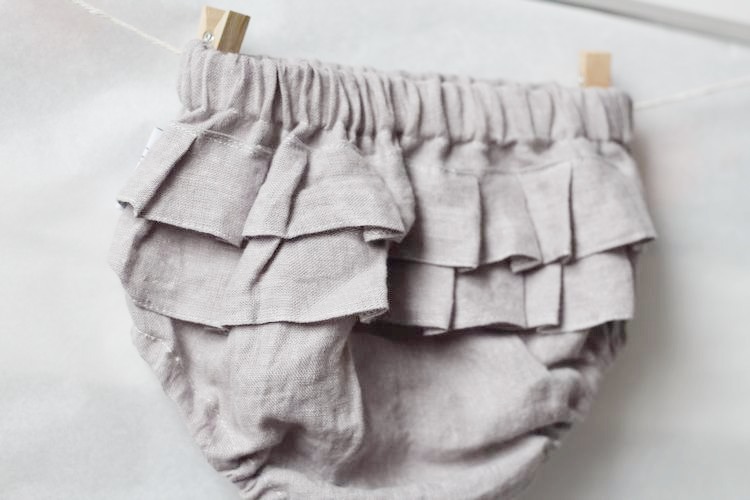 Grå bloomers i lin med volang - Bilde 4