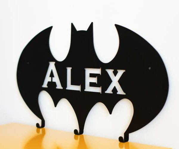 Personlig vegghengende i metall til barnerommet, batman med navn