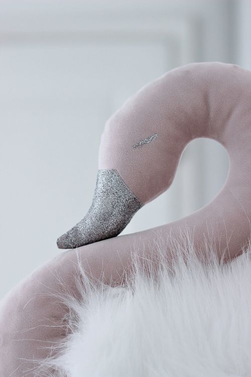 Veggdekorasjon pudderrosa svane med hvit dun, Cotton & Sweets - Bilde 3
