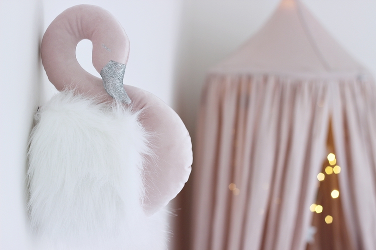 Veggdekorasjon pudderrosa svane med hvit dun, Cotton & Sweets - Bilde 4