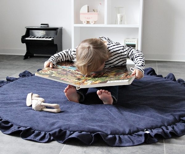 Mørkeblå lekematte Basic med volang , Cotton & Sweets