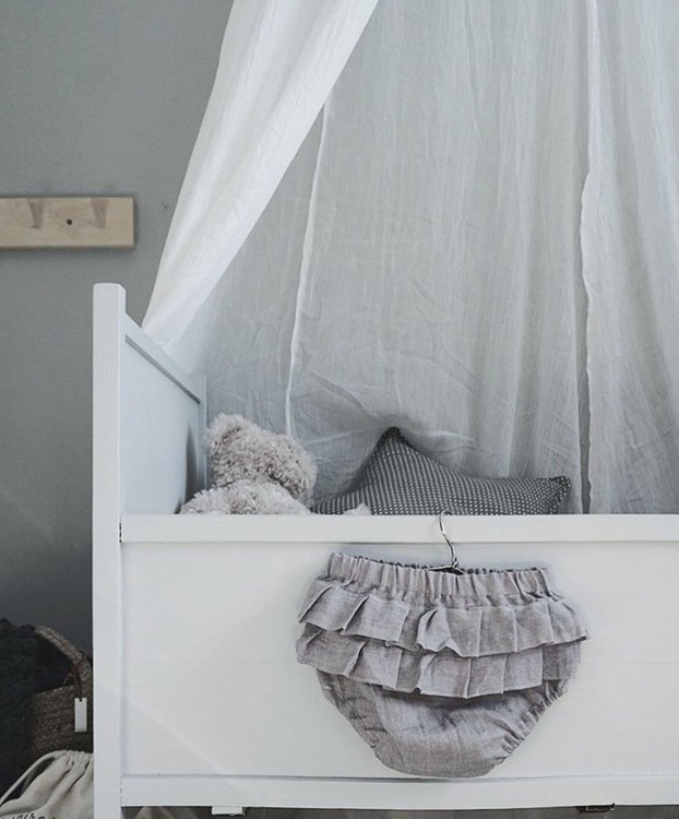 Grå bloomers i lin med volang - Bilde 3