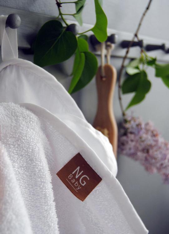 Ng Baby, Hvit håndkle med hette med volang, badecape - Bilde 4