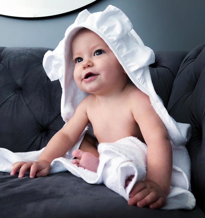 Ng Baby, Hvit håndkle med hette med volang, badecape