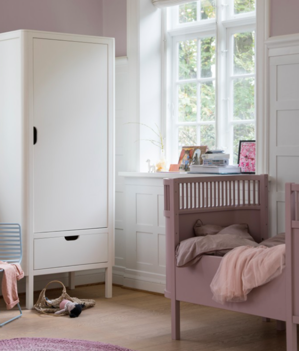 Sebra, hvit enkel garderobe