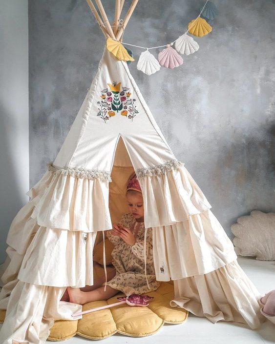 Moi Mili, tipitelt med volanger Folk