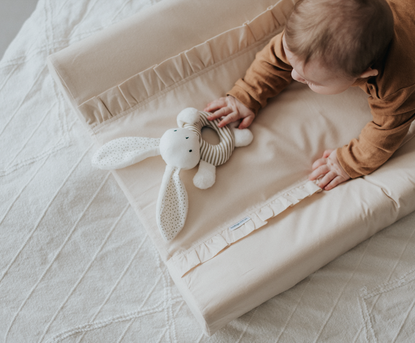 Babylove, stelleunderlag med volanger, beige