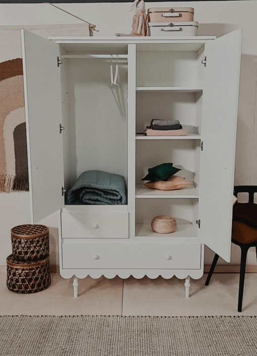 Wood Luck, Hvit Garderobe Babushka