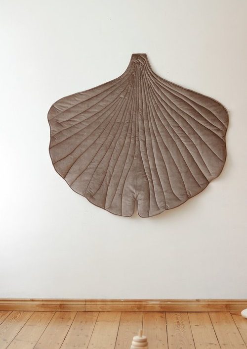 Moi Mili, lekematte i fløyel ginkgo, dark beige