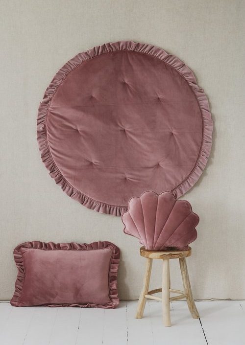 Moi Mili, rund lekematte med volanger i fløyel, dirty pink