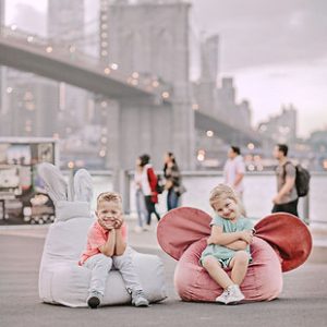 The Brooklyn Kids, Ears Sittepose, burgunder