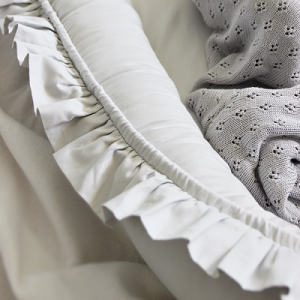 Cotton & Sweets, lysegrått babynest i satin