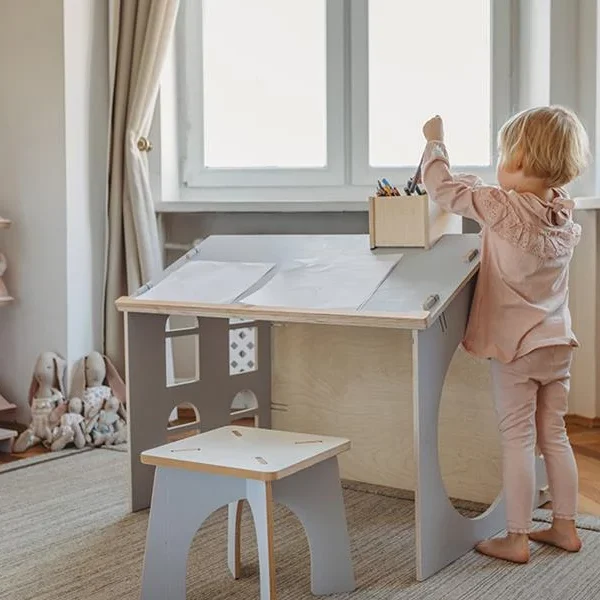 Lekehus med skrivebord og krakk