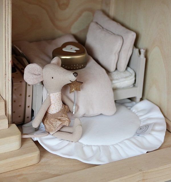 Hvit rund matte med volang til dukkehuset, Cotton&Sweets