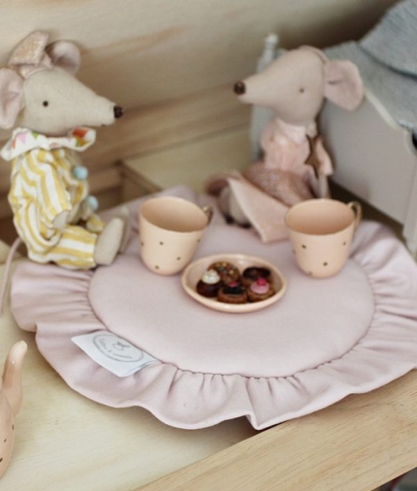 Rosa rund matte med volang til dukkehuset, Cotton&Sweets
