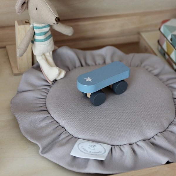 Mørkbeige rund matte med volang til dukkehuset, Cotton&Sweets - Bilde 4