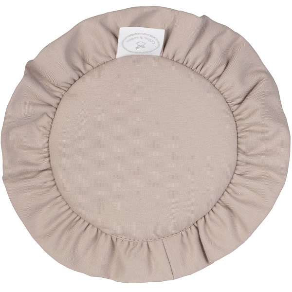 Mørkbeige rund matte med volang til dukkehuset, Cotton&Sweets