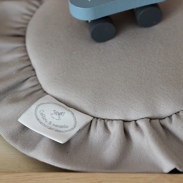 Mørkbeige rund matte med volang til dukkehuset, Cotton&Sweets - Bilde 5