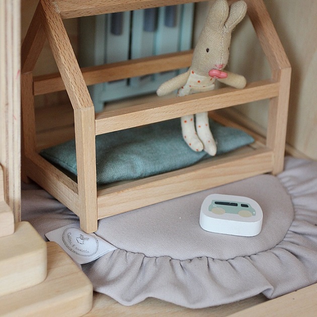 Mørkbeige rund matte med volang til dukkehuset, Cotton&Sweets - Bilde 3