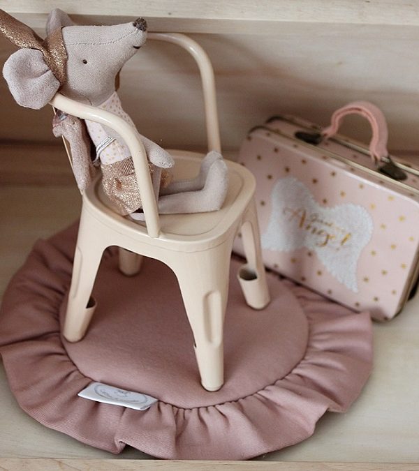 Peach rund matte med volang til dukkehuset, Cotton&Sweets