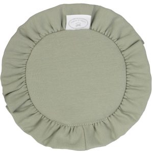 Ørkengrønn rund matte med volang til dukkehuset, Cotton&Sweets
