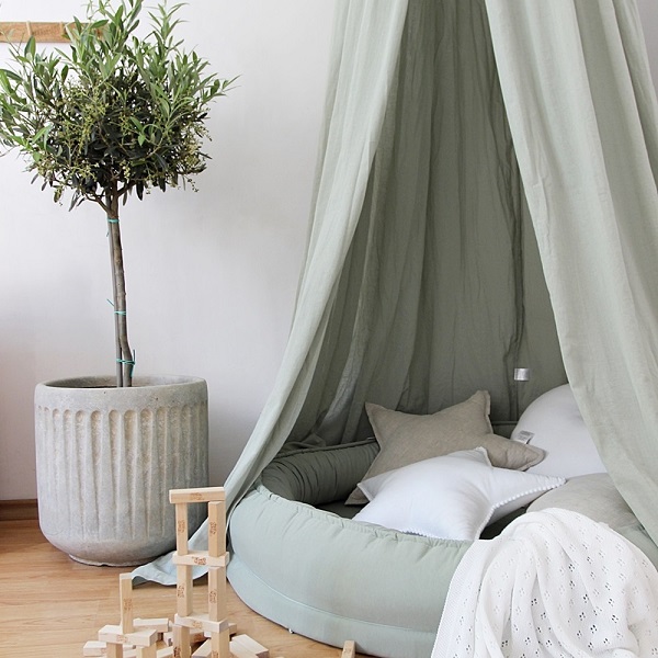 Desert green sengehimmel i bomull til barnerommet, Cotton & Sweets