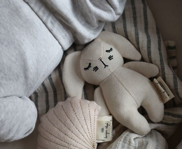 Konges Sløjd, rangle leke, Mini rabbit off white