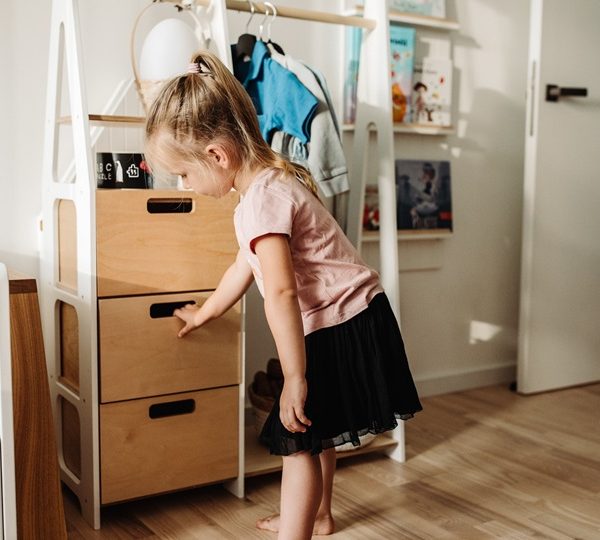 Duck Woodworks, garderobe kleshenger med skuffer, hvit/natur