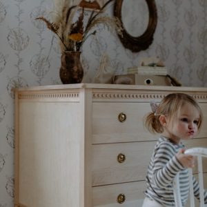 Antikk kommode med tre skuffer til barnerommet, natur