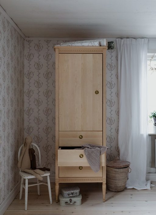 Antikk garderobe til barnerommet, natur