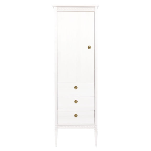 Antikk garderobe til barnerommet, hvit