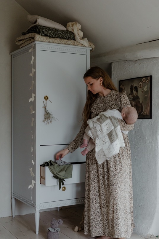 Antikk garderobe til barnerommet, hvit - Bilde 3