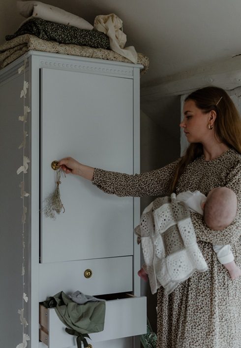 Antikk garderobe til barnerommet, hvit