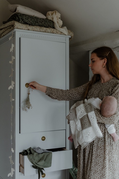 Antikk garderobe til barnerommet, hvit - Bilde 2