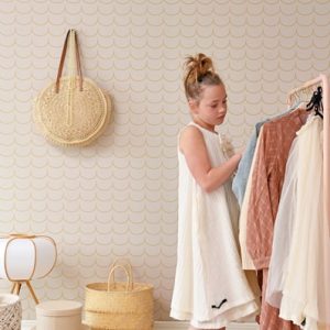 Majvillan, tapet til barnerommet Drop curtain, greige