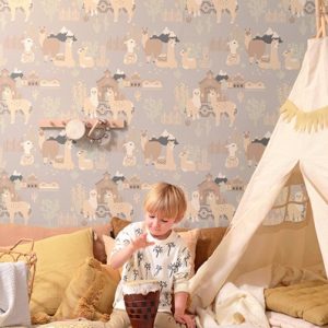 Majvillan, tapet til barnerommet Lama village, soft grey