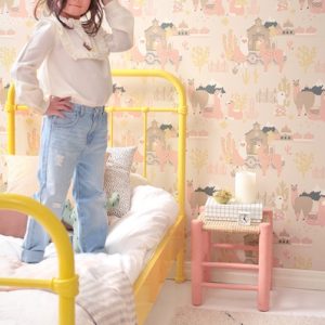 Majvillan, tapet til barnerommet Lama village, light sunny pink