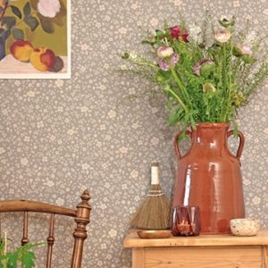 Majvillan, tapet til barnerommet Flora, dusty blue