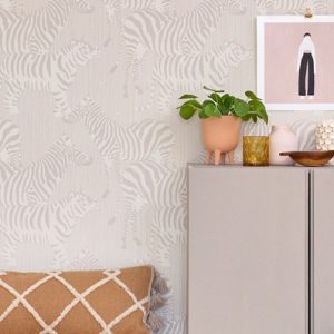 Majvillan, tapet til barnerommet Safari stripes, warm grey