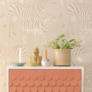 Majvillan, tapet til barnerommet Safari stripes, dusty beige