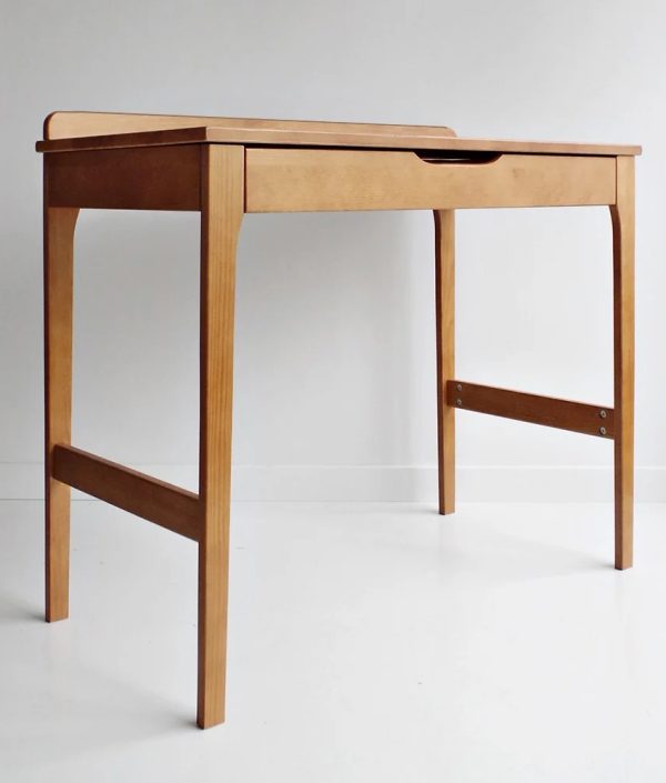 Vintage skrivebord med oppbevaring til barnerommet