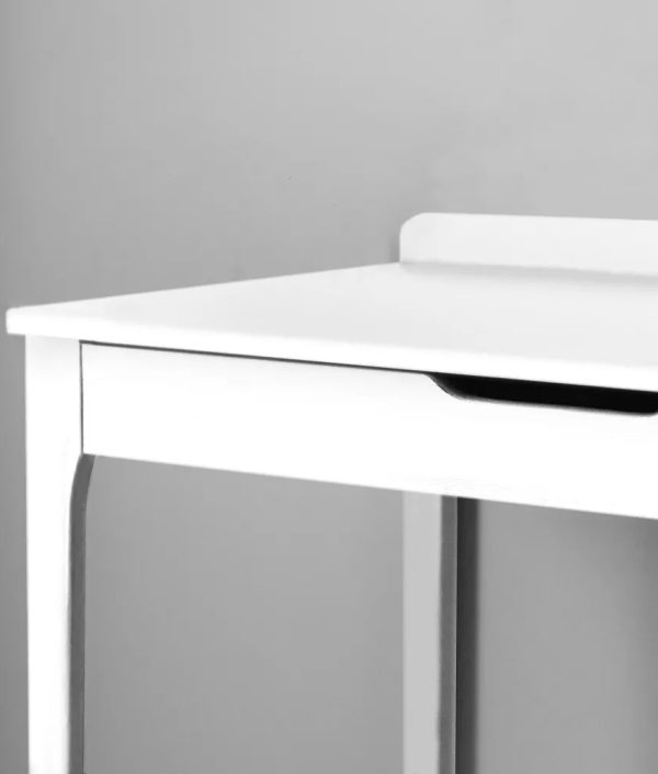 Hvitt skrivebord med oppbevaring til barnerommet
