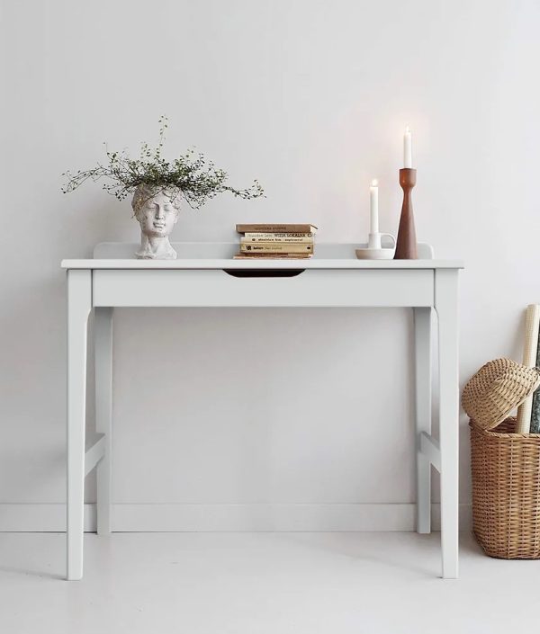 Hvitt skrivebord med oppbevaring til barnerommet