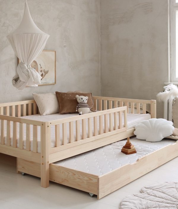 Natur stor barneseng Lisa 140x200 cm med uttrekkbar underseng